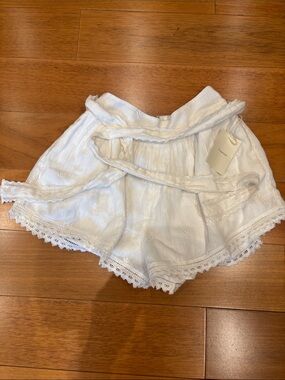 Adorable shorts with tie